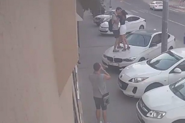 Пара забралась на чужую машину Пара забралась на чужую машину