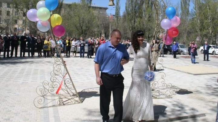 В Волгограде заброшенный фонтан превратился в Арку для молодоженов