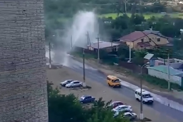 Водой орошает дома на улице Героев Тулы и проезжающие мимо машины Водой орошает дома на улице Героев Тулы и проезжающие мимо машины