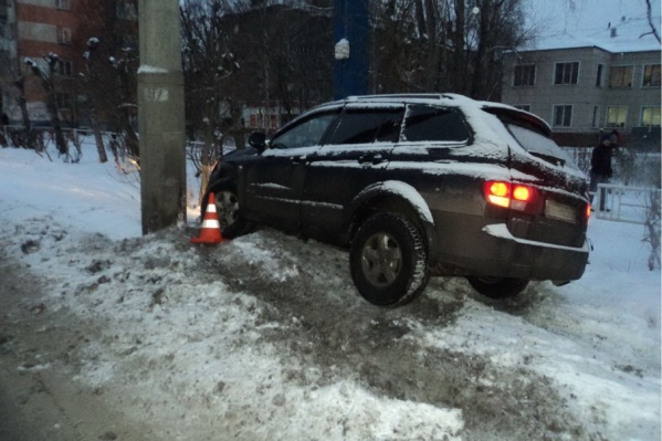 Автомобиль вынесло на обочину, прямо в световую опору Автомобиль вынесло на обочину, прямо в световую опору
