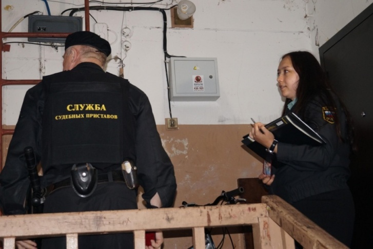 Приехавшим на адрес приставам пришлось проявить смекалку Приехавшим на адрес приставам пришлось проявить смекалку