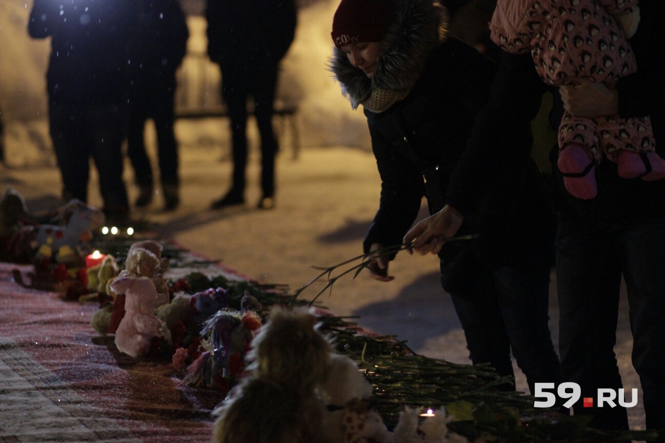 Людей не смущает поздний вечер буднего дня Людей не смущает поздний вечер буднего дня