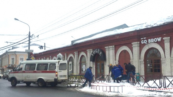 В центре города ярославец упал с крыши вместе со снегом: мужчина в больнице