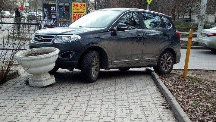 Ему так удобно: автохам припарковался на тротуаре в центре Ростова
