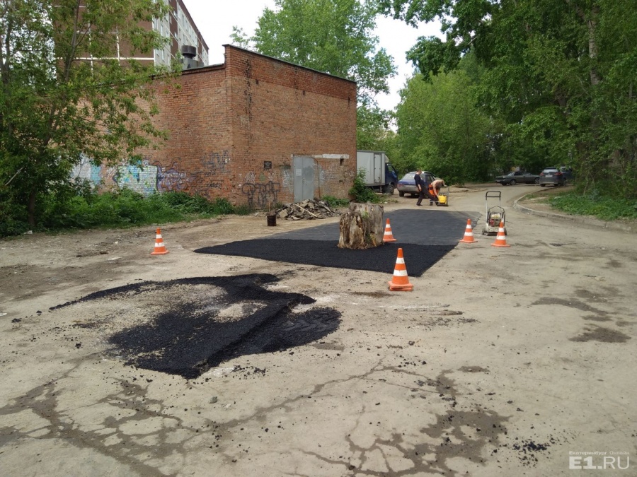 Дорожники не стали выкорчёвывать пень и просто положили асфальт вокруг него.
Дорожники не стали выкорчёвывать пень и просто положили асфальт вокруг него.