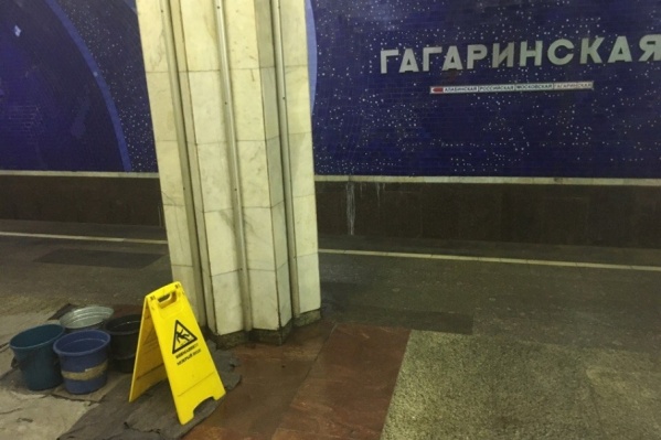 С утечкой боролись, подставляя ведра С утечкой боролись, подставляя ведра
