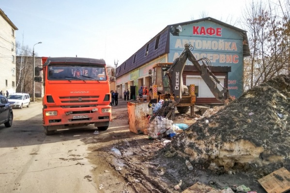 На место сноса приехали экскаваторы и КАМАЗы для вывоза мусора На место сноса приехали экскаваторы и КАМАЗы для вывоза мусора