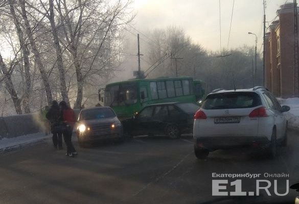 Два автомобиля столкнулись прямо перед троллейбусом
Два автомобиля столкнулись прямо перед троллейбусом