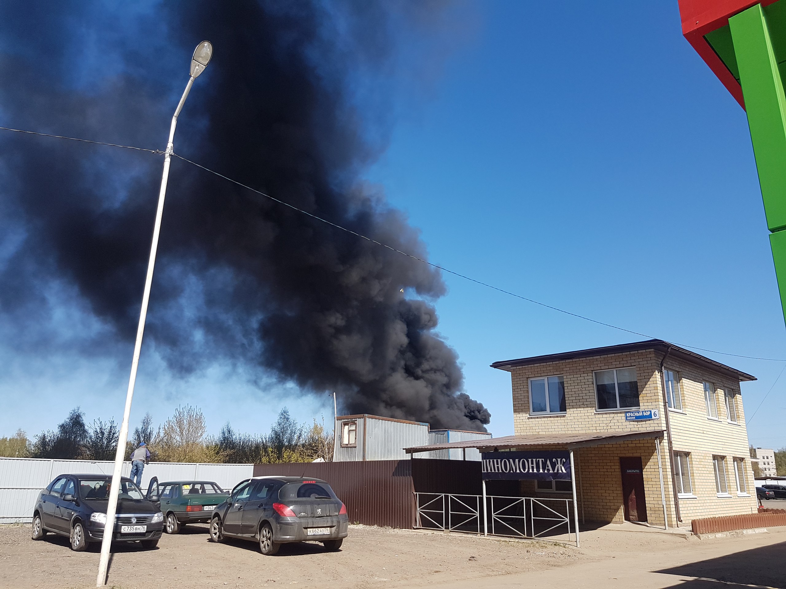 Пожар начался за зданием шиномонтажа Пожар начался за зданием шиномонтажа