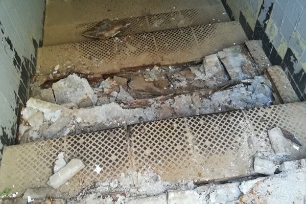 Переход в Краснооктябрьском районе встречает разбитыми ступенями и горами мусора Переход в Краснооктябрьском районе встречает разбитыми ступенями и горами мусора