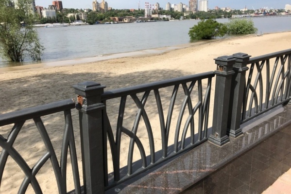 Ограждения в новом парке не продержались и месяца Ограждения в новом парке не продержались и месяца