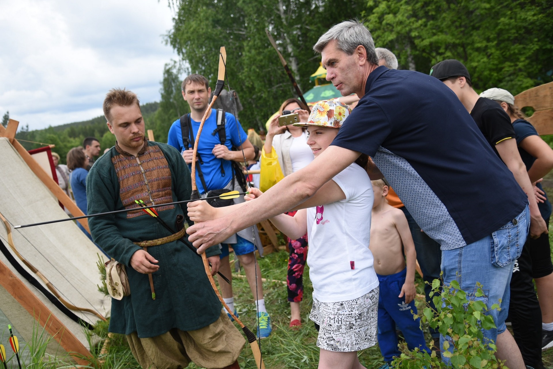 Натянуть тетиву на таком луке с непривычки не так-то просто Натянуть тетиву на таком луке с непривычки не так-то просто