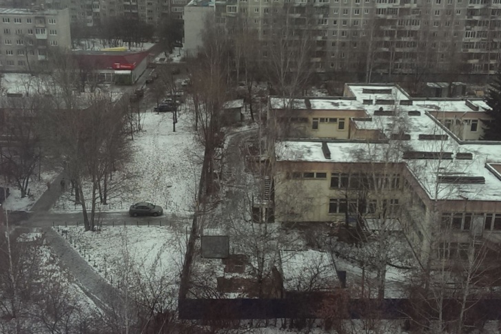 Бывший садик на Ясной, 34а – на самом деле гигант, таких в городе мало, там может заниматься 300 детей.
Бывший садик на Ясной, 34а – на самом деле гигант, таких в городе мало, там может заниматься 300 детей.