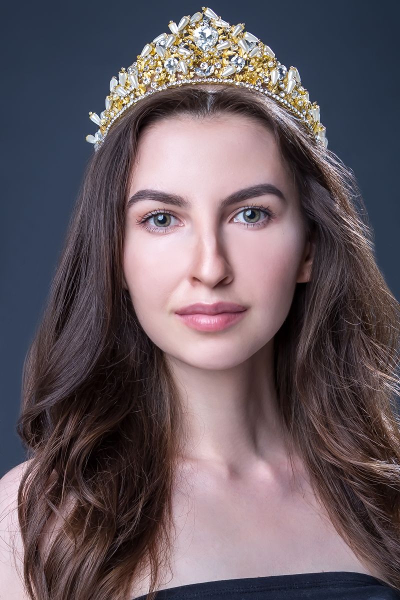 24-летняя Елена Семенова: студентка Академии современного искусства. Окончила танцевальную, музыкальную, художественную, модельную школы. "Увлекаюсь спортом, психологией, кулинарией. Девиз: "Смелость – начало победы".
24-летняя Елена Семенова: студентка Академии современного искусства. Окончила танцевальную, музыкальную, художественную, модельную школы. "Увлекаюсь спортом, психологией, кулинарией. Девиз: "Смелость – начало победы".