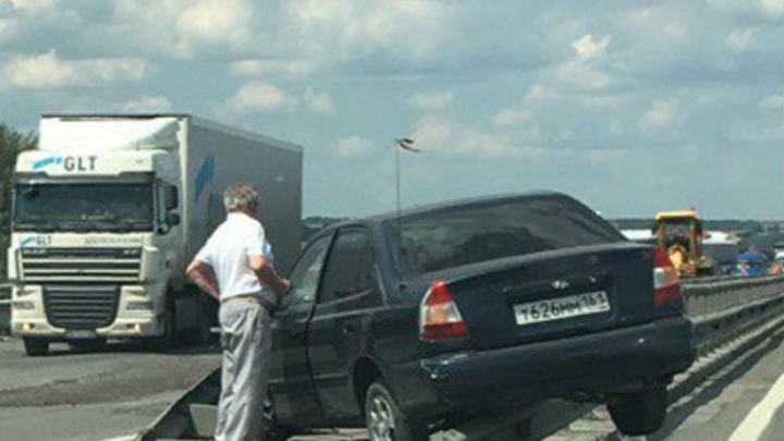 Hyundai протаранил отбойник на трассе под Ростовом