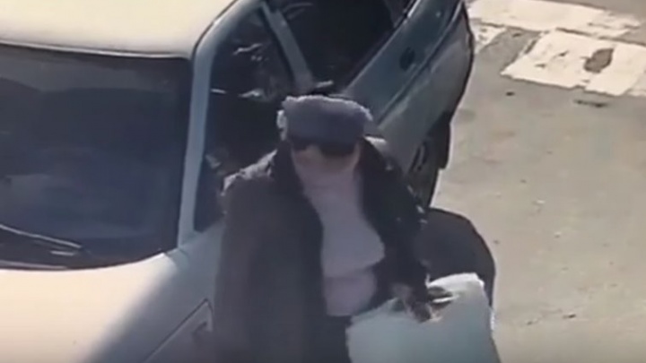 В Ростове женщина прокалывает колеса автомобилей. Видео