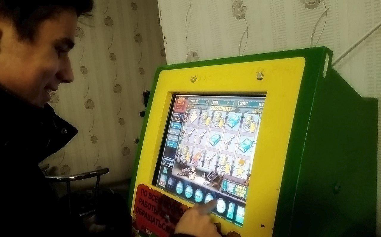 Автомат постоянно подбрасывает небольшие выигрыши, заманивая азартных людей на продолжение игры Автомат постоянно подбрасывает небольшие выигрыши, заманивая азартных людей на продолжение игры