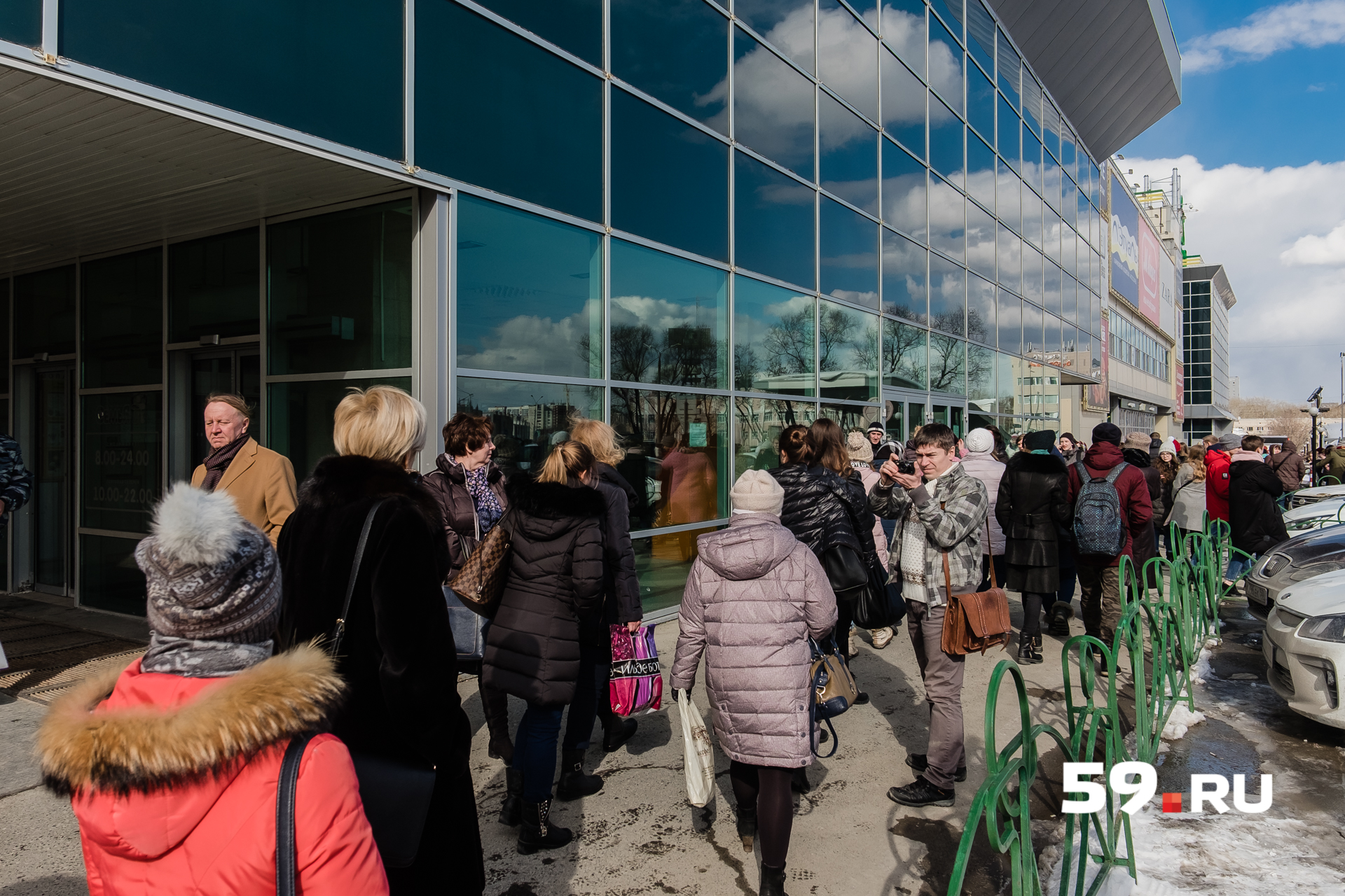 В выходные торговый центр посещает около 32 тысяч человек в день В выходные торговый центр посещает около 32 тысяч человек в день