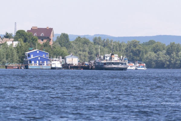 Водитель гидроцикла помогал достать своего пассажира из воды Водитель гидроцикла помогал достать своего пассажира из воды