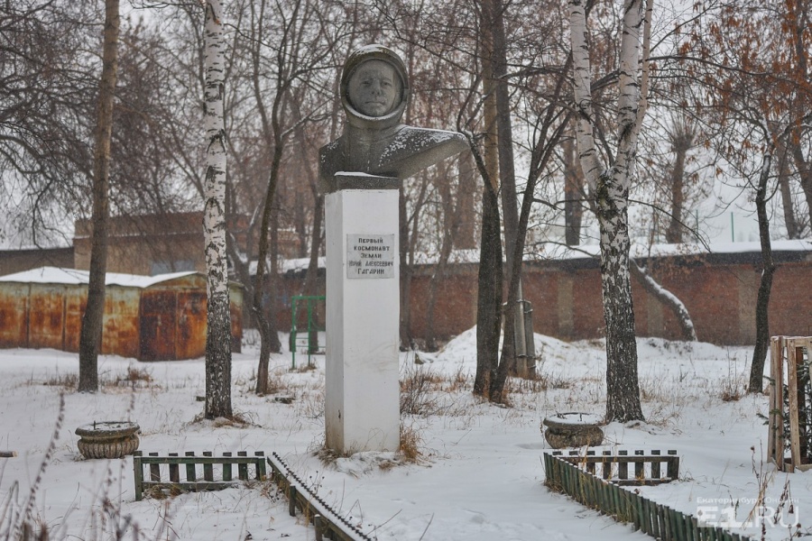 Странно, что памятник космонавту стоит именно здесь
Странно, что памятник космонавту стоит именно здесь