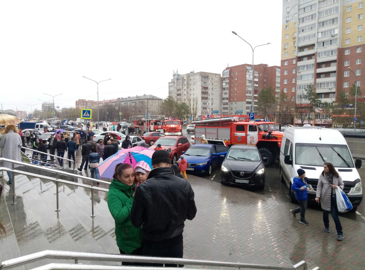 Все посетители и сотрудники вышли на улицу Все посетители и сотрудники вышли на улицу