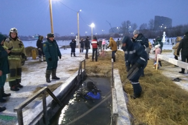 Окунаться в купель Александр Деев не планировал, но рабочий долг зовёт. Надел гидрокостюм и нырнул за пропажей Окунаться в купель Александр Деев не планировал, но рабочий долг зовёт. Надел гидрокостюм и нырнул за пропажей