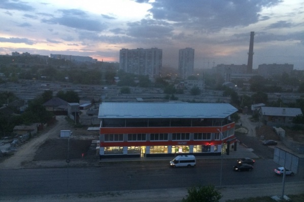 Горожане показали яркие облака, застилающее небо в Краснооктябрьском районе Горожане показали яркие облака, застилающее небо в Краснооктябрьском районе