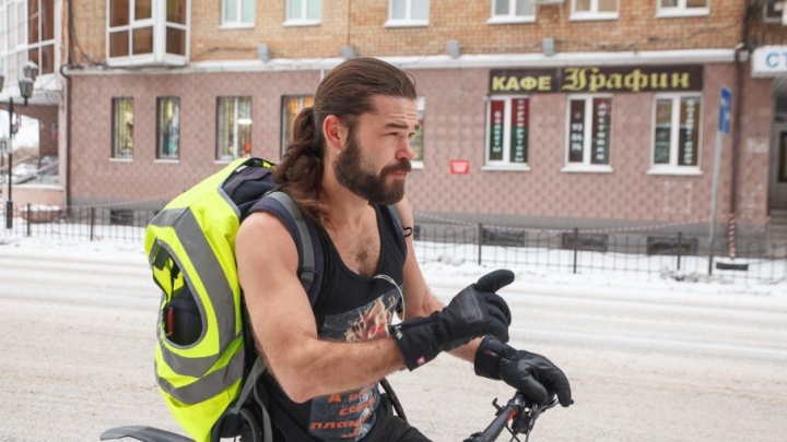 Тюменец, разъезжавший зимой по городу на велосипеде в футболке и шортах, пересел на машину и стал фруктоедом