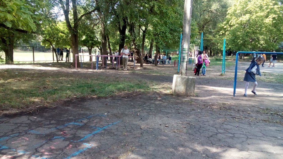 В свободном доступе находится спортивная площадка школы В свободном доступе находится спортивная площадка школы