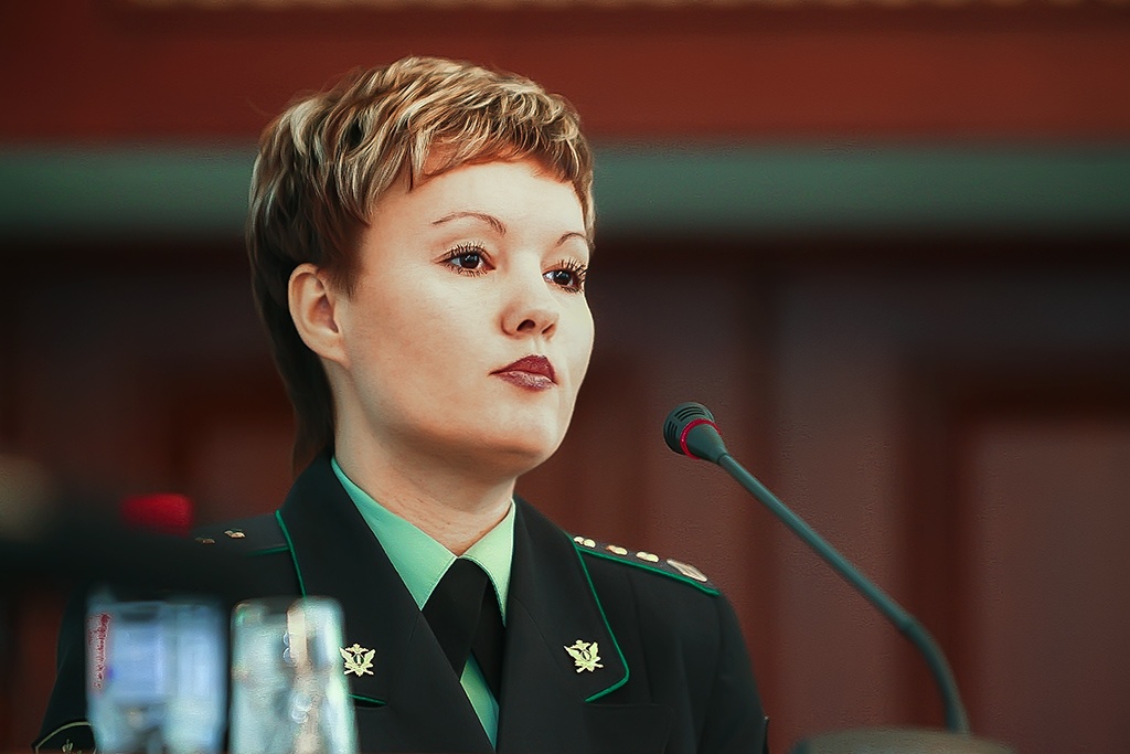 Свидетельство вручила главный судебный пристав региона Альбина Сухорукова Свидетельство вручила главный судебный пристав региона Альбина Сухорукова
