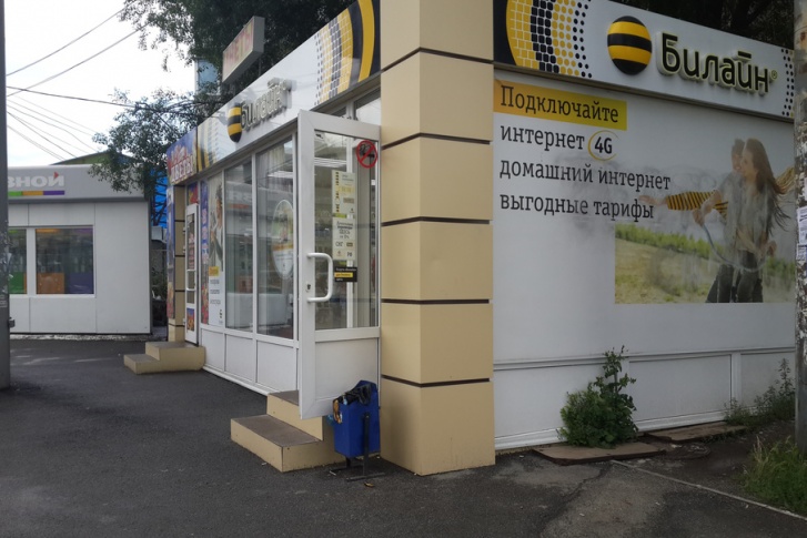 Мужчина пробил стену салона сотовой связи ногой, а затем пропилил витрину, пока никто не видит Мужчина пробил стену салона сотовой связи ногой, а затем пропилил витрину, пока никто не видит