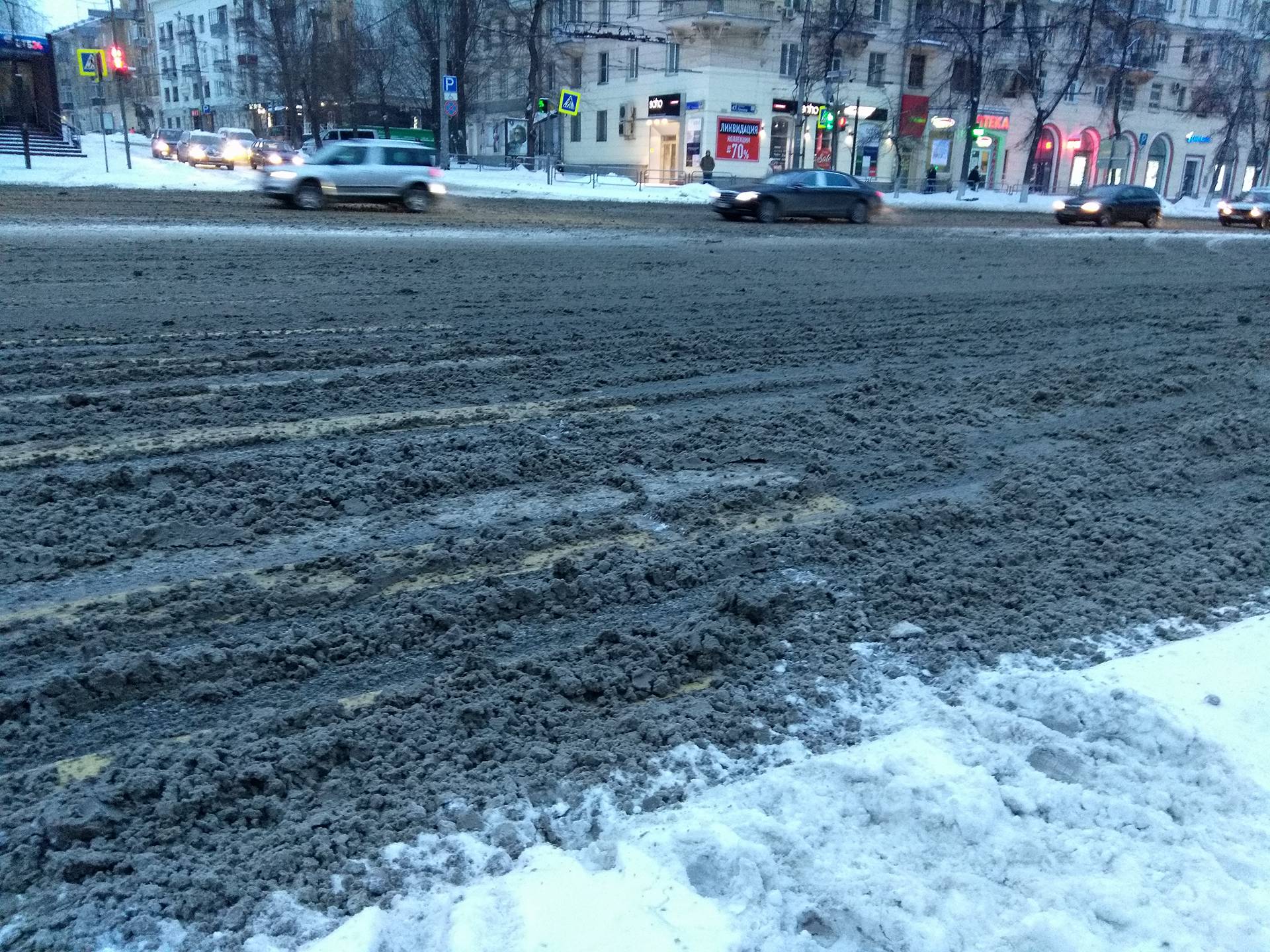 К утру вторника даже проспект Ленина оказался в снежной каше
