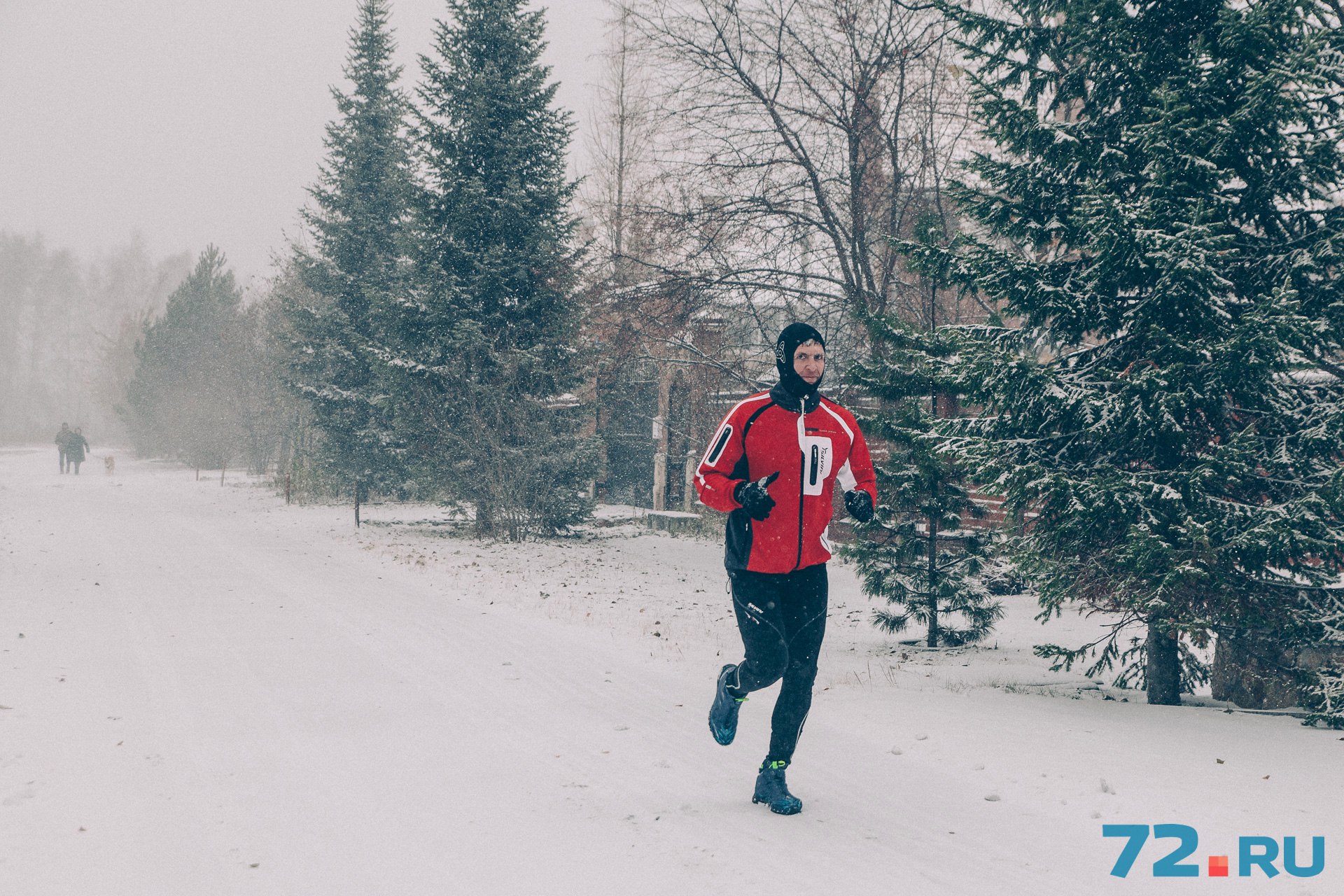 Тюменские спортсмены продолжают выходить на пробежку, невзирая на снег и шквалистый ветер