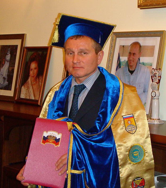 Юнис Лукманов, бывший глава Жилищного комитета Санкт-Петербурга. Источник: http://mufo.ru/Diploma-Holders-2008.htm