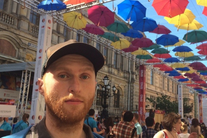 Александр несколько лет жил и работал в Санкт-Петербурге Александр несколько лет жил и работал в Санкт-Петербурге