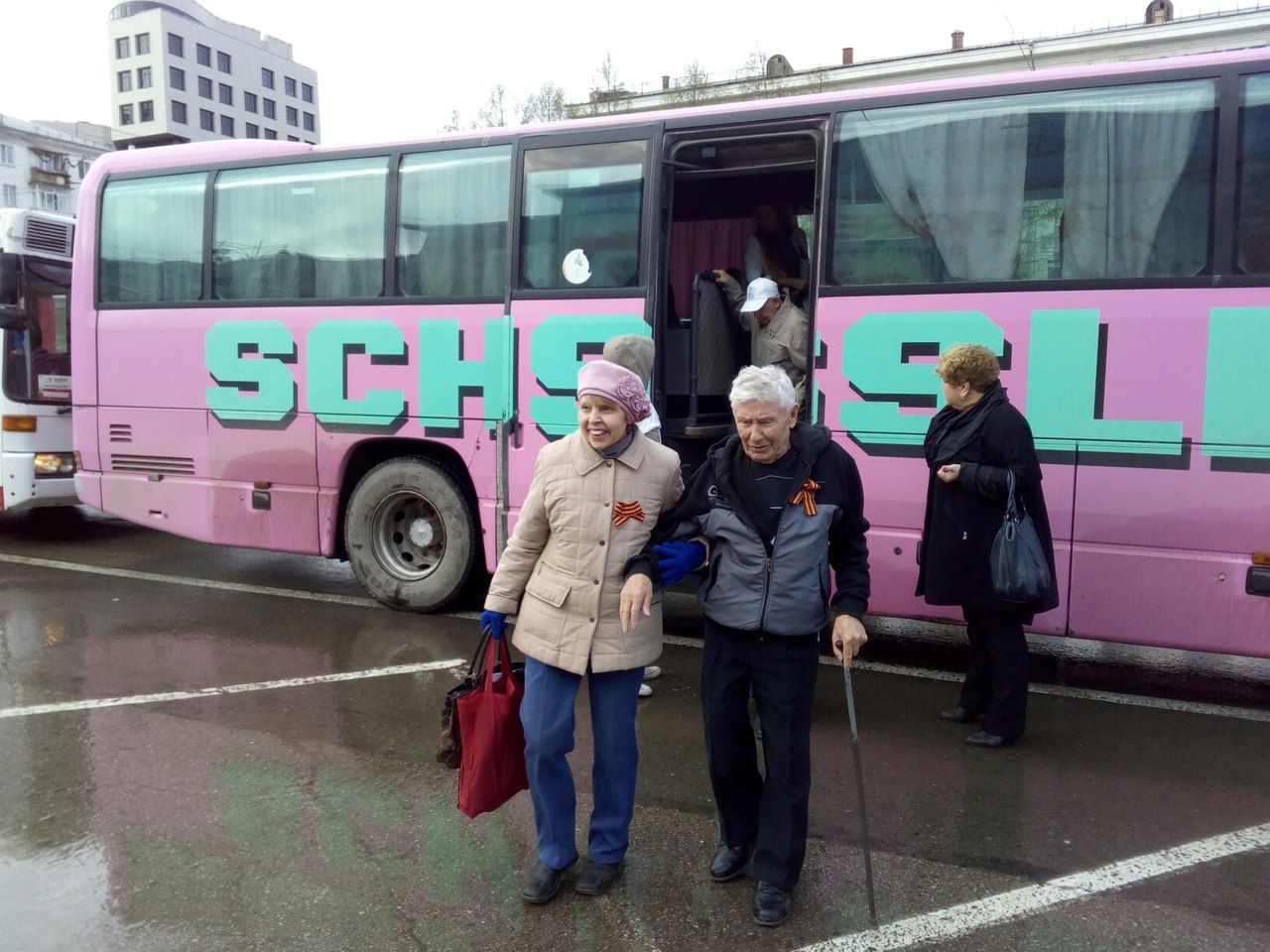 Ветеранов к Октябрьской площади подвозят на автобусах