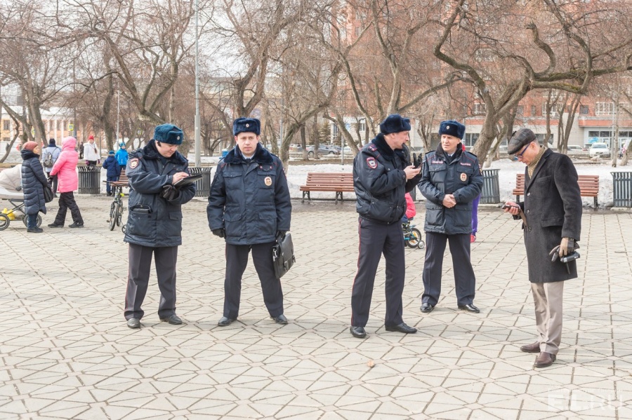 Полиция насчитала на акции не более 200 человек.
Полиция насчитала на акции не более 200 человек.