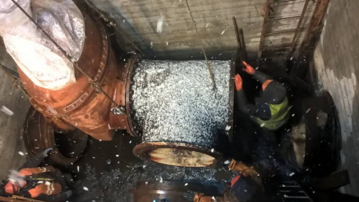В Архангельске сотрудники «Водоканала» ищут неисправность на трубах кольцевого водопровода