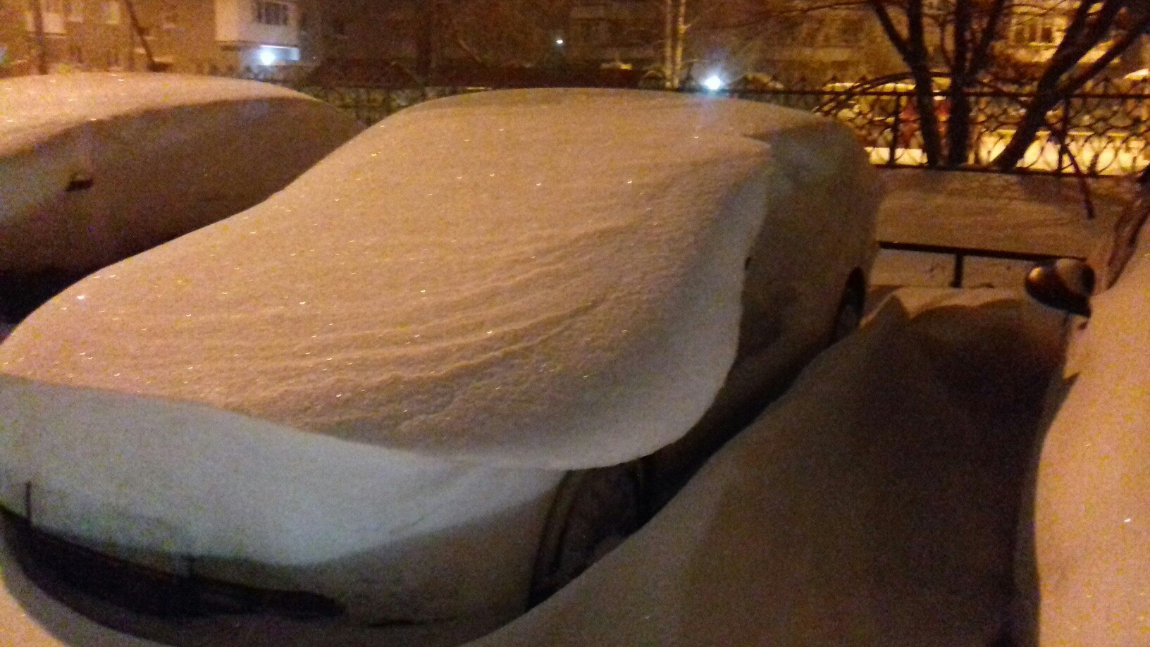 Автомобиль занесло снегом так, что с ходу не определить - чья это ласточка