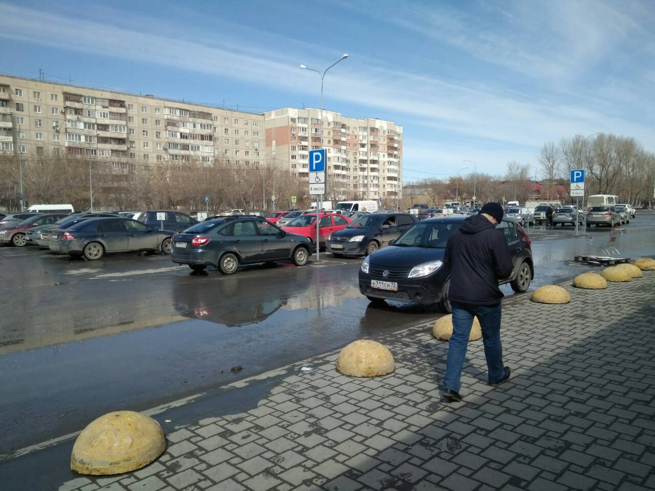 Парковка у «Магнита» на Одесской Парковка у «Магнита» на Одесской