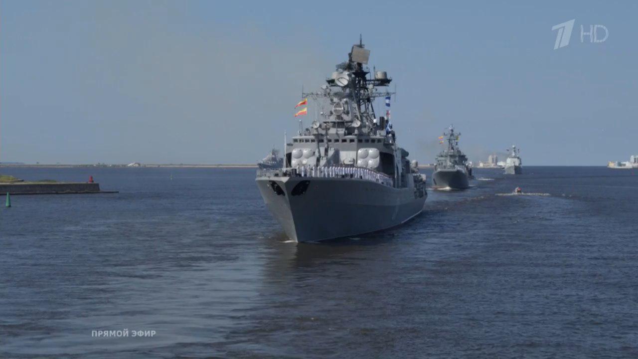 Самый большой участник парада большой противолодочный корабль "Североморск",