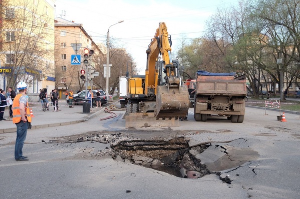 Автобусы будут объезжать по параллельным улицам Автобусы будут объезжать по параллельным улицам