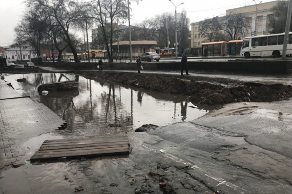 Вода стекает в яму со всей улицы Вода стекает в яму со всей улицы
