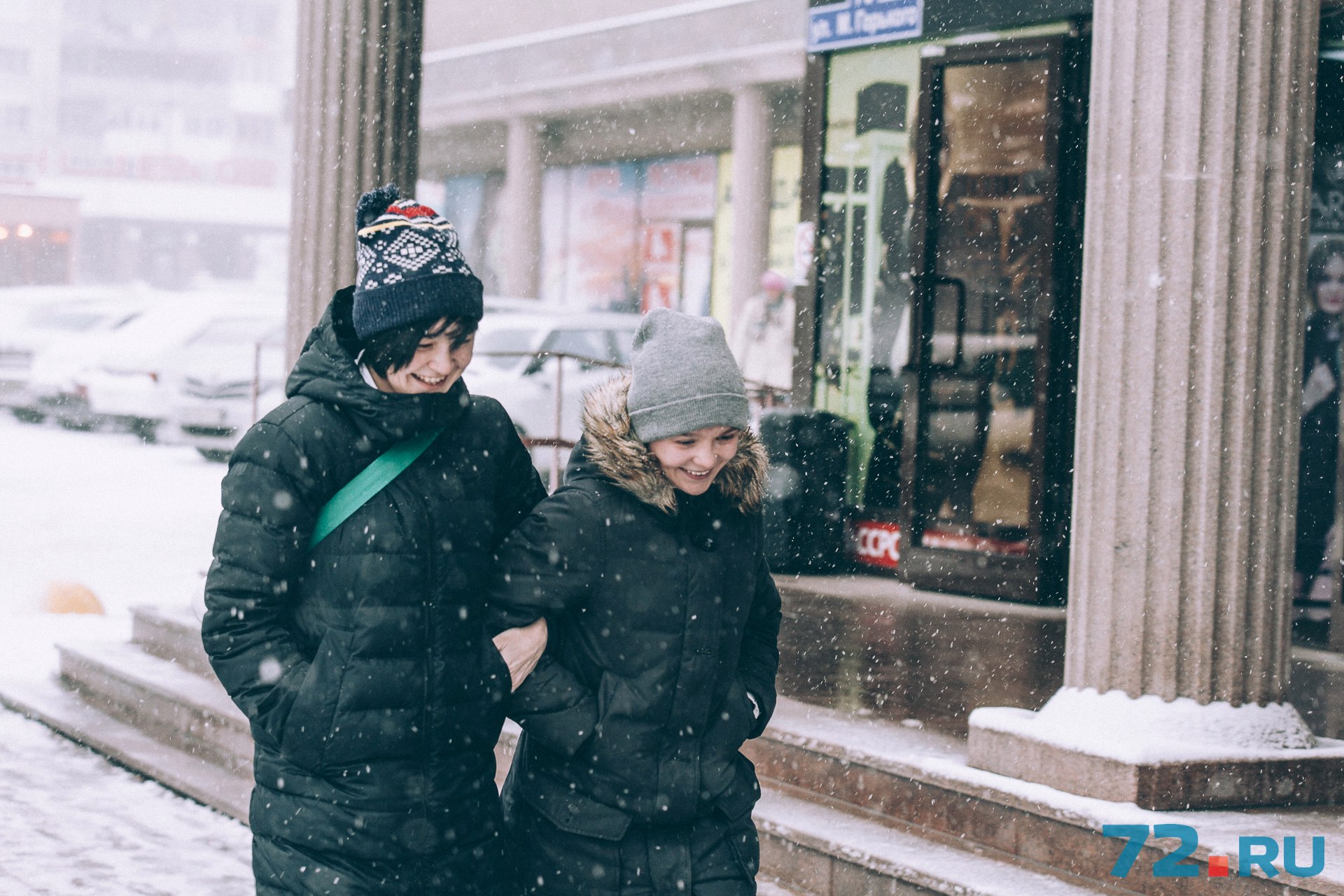 Несмотря на обильный снег, на улицах можно было встретить радостных горожан