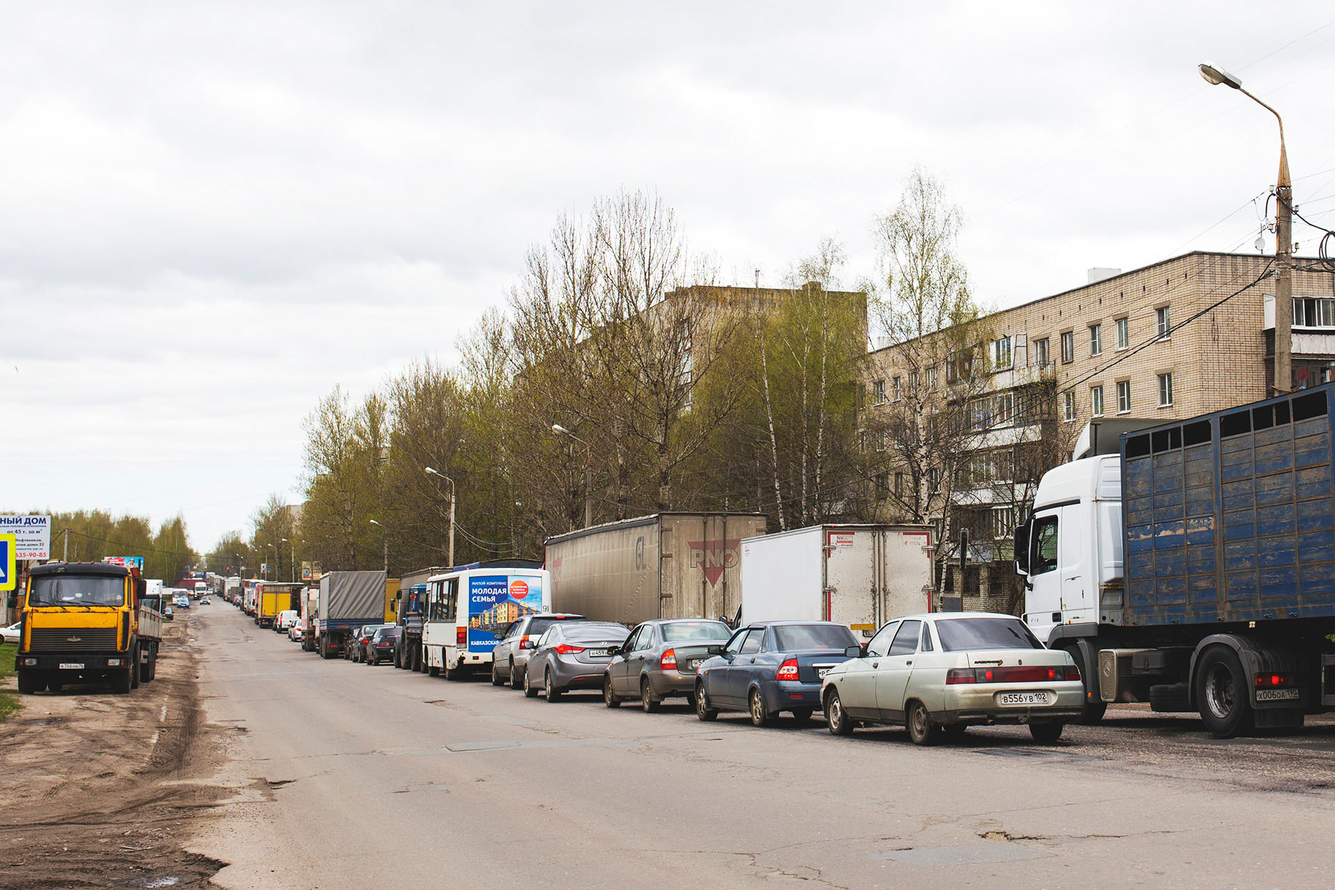 Огромная пробка начинается сразу у Московского проспекта Огромная пробка начинается сразу у Московского проспекта