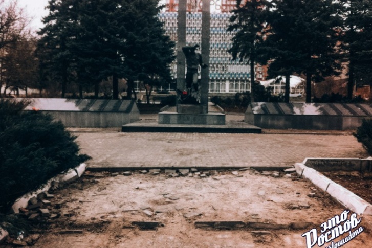 Памятник реставрируют, но, по мнению ростовчан, нерасторопно Памятник реставрируют, но, по мнению ростовчан, нерасторопно