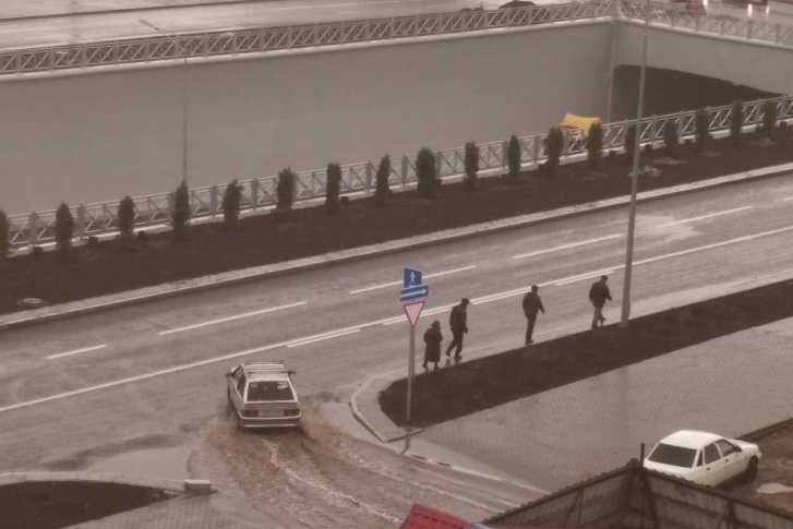 Автомобили выезжают из большой лужи Автомобили выезжают из большой лужи