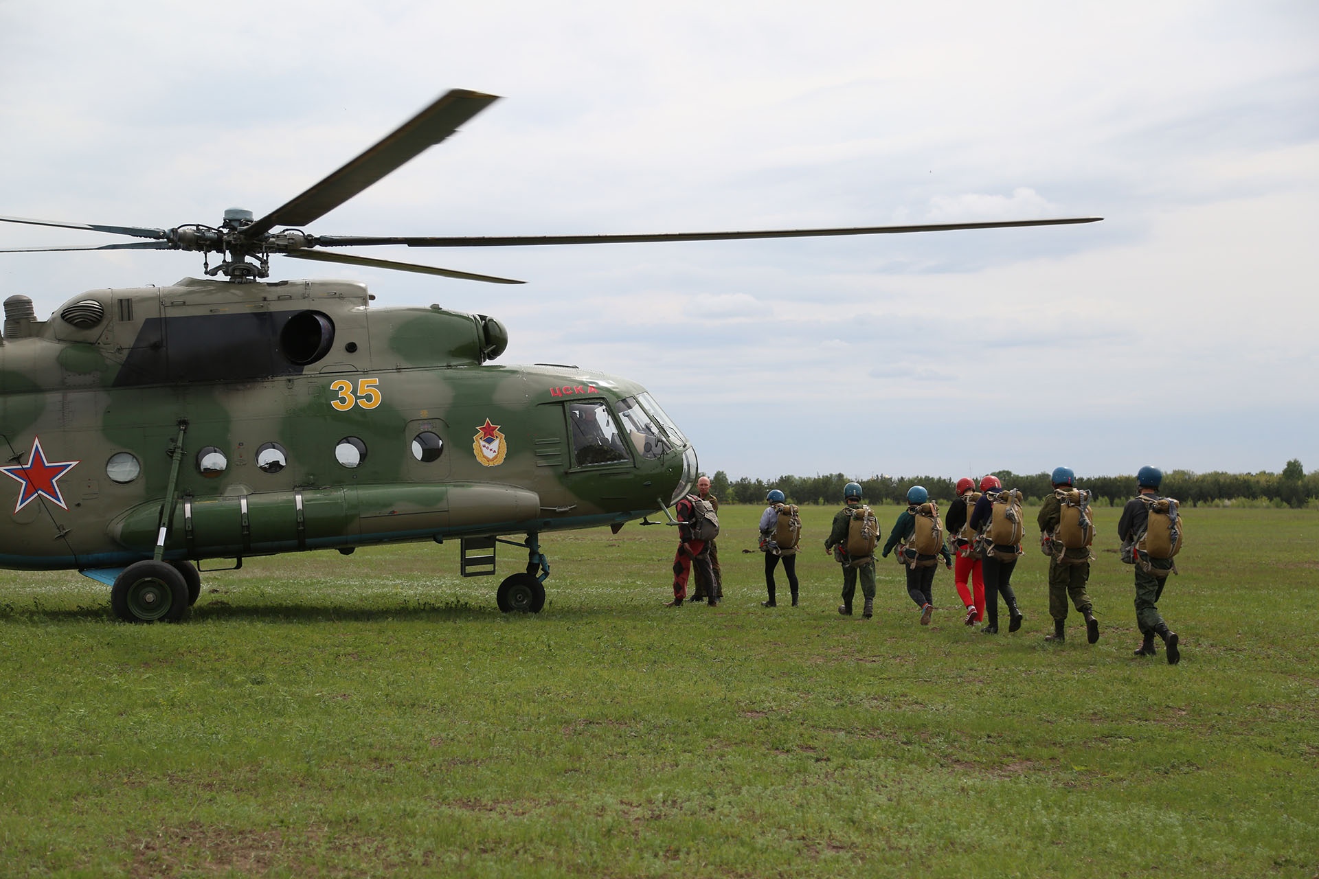 С вертолета Ми-8 ребята прыгали первый раз С вертолета Ми-8 ребята прыгали первый раз