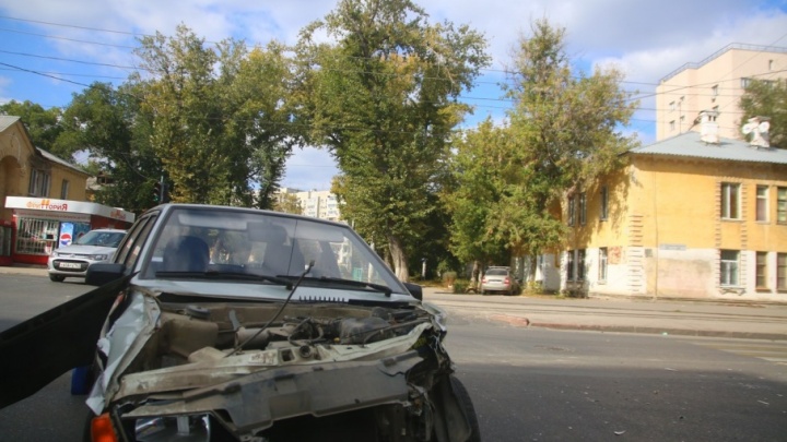 «Капот вдребезги»: в Самаре дорогу не поделили SKODA и Lada