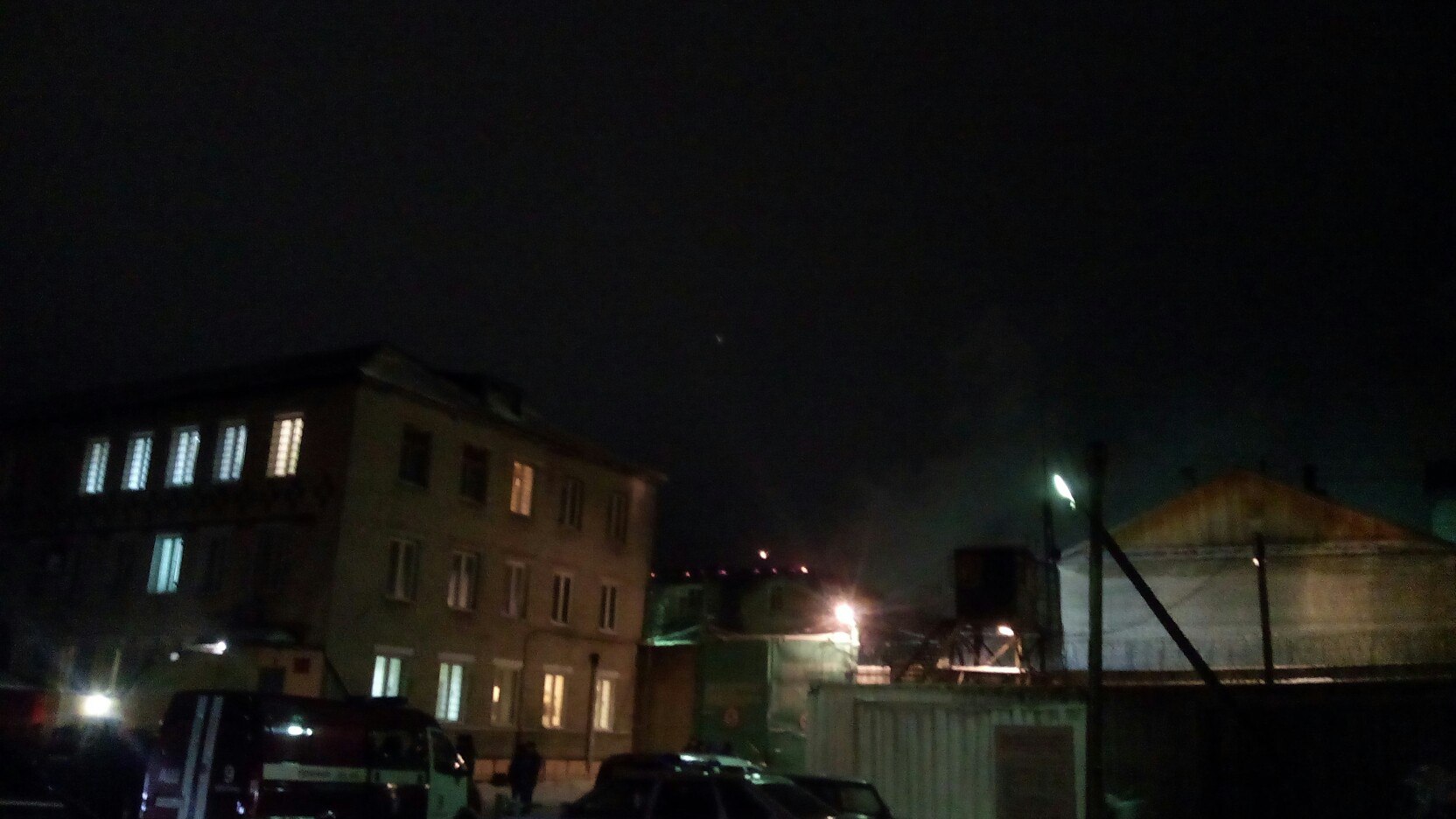 Полностью выгорела крыша здания Полностью выгорела крыша здания